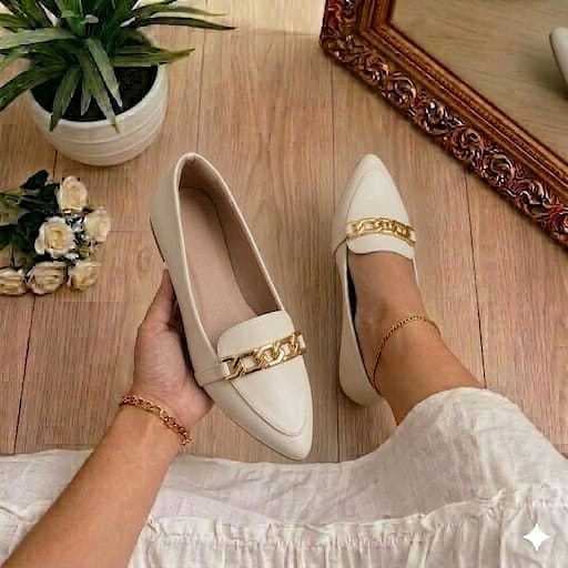 Sapatilha Mocassim Feminina Off Bico Fino com Corrente Elegante Confortável