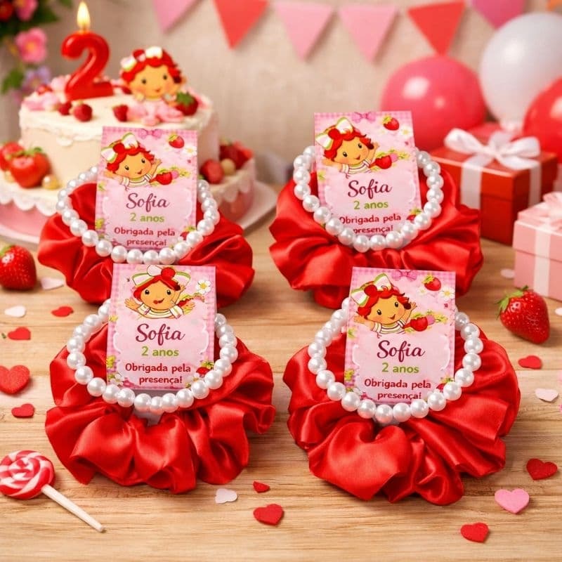 50 Kit Lembrancinhas Festa Infantil, Lembrancinha Moranguinho Baby,  50 Scruchies Cetim, Tag Personalizada, Pulseiras.