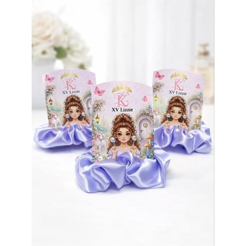 100 KITS Lembracinhas Festa Infantil, Scruchies Cetim, Tag Personalizada tema Jardim encantado.