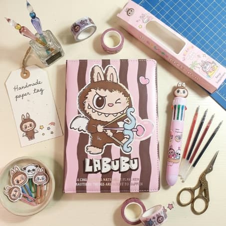 Caderno brochura A5 Lalubu + caneta labubu 10 cores
