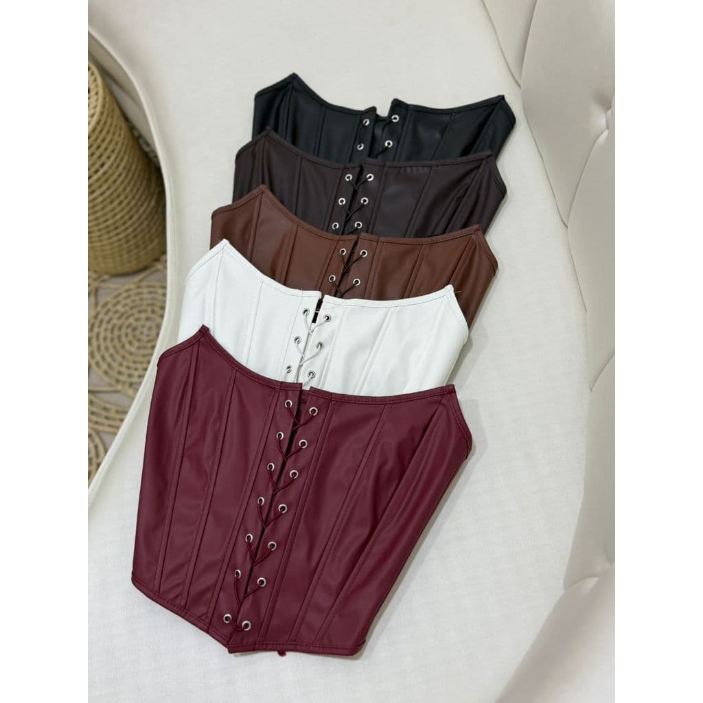Corselet em Couro Fake Feminino com Barbatanas e Ilhós na Frente e Costas