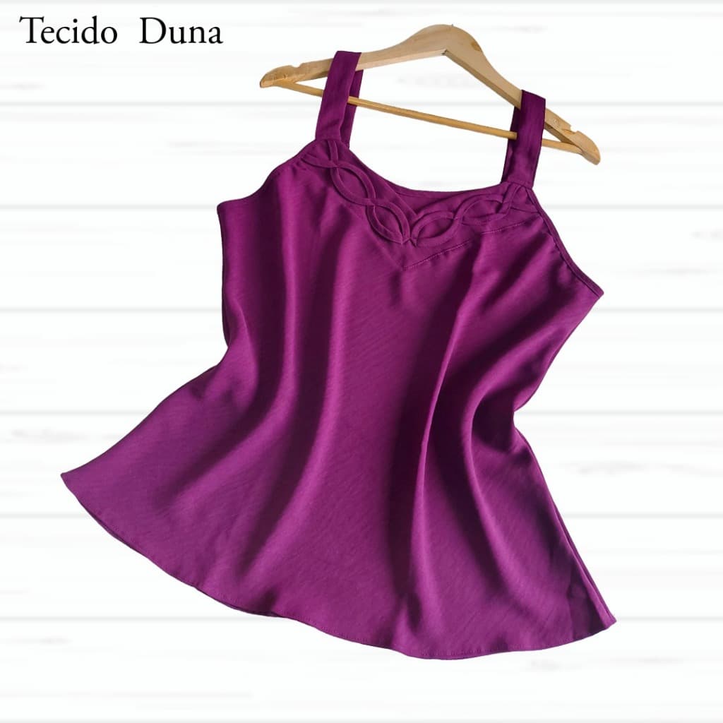 Blusa Feminina Roxa Tecido Duna Alça Larga com Detalhe Vazado na Gola Soltinha Elegante Casual Verão