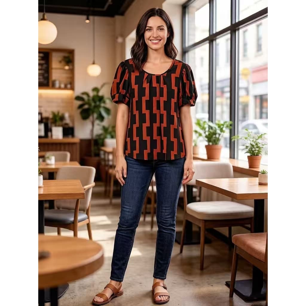 Os punhos têm botões.Novo Blusa Feminina Manga curta Bufante Estampado Zig-Zag Elegante Primavera e Verão