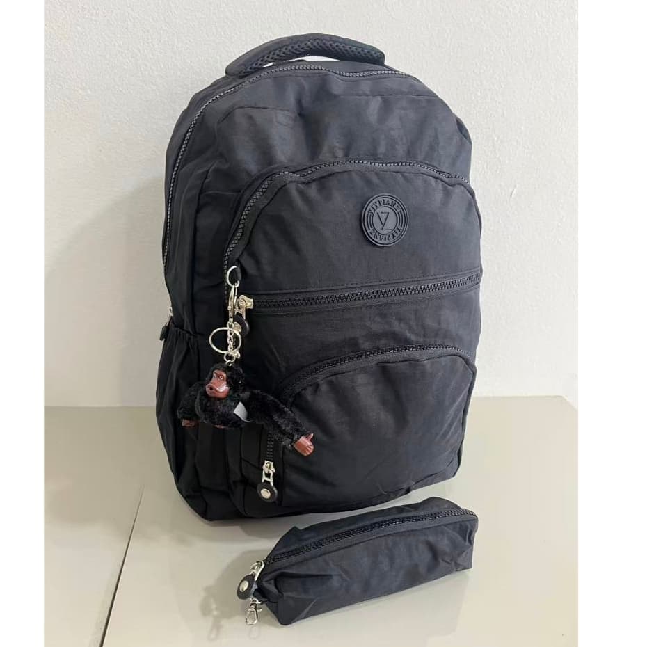Esta mochila leve, impermeável e unissex vem com um pequeno estojo e um chaveiro de macaco