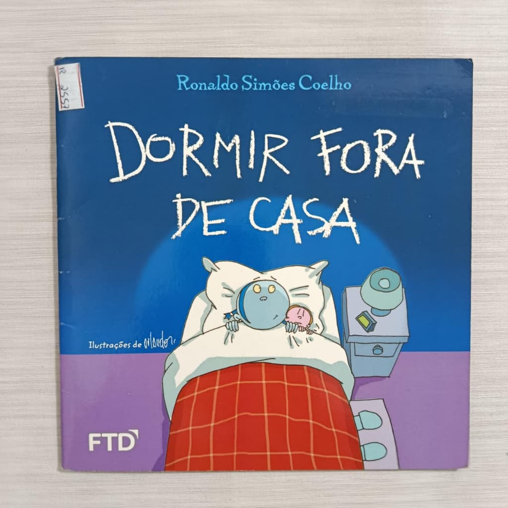 Dormir Fora de Casa / Ronaldo Simões Coelho