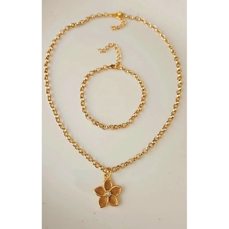 Conjunto de Colar e Pulseira com Pingente Flor em Aço Inoxidável.