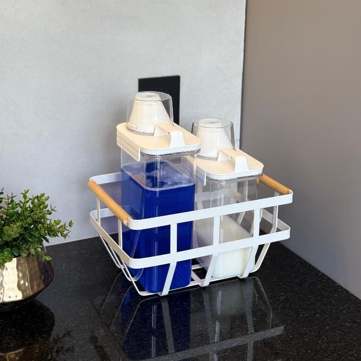 Kit Lavanderia: Cesto Organizador Branco + Pote Multiuso 2,3L + Pote Multiuso 1,8L Retangular com Copo Medidor