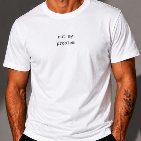 CAMISETA FRASE ENGRAÇADA MEME “NOT MY PROBLEM” MINIMALISTA - 100% ALGODÃO PREMIUM 30.1