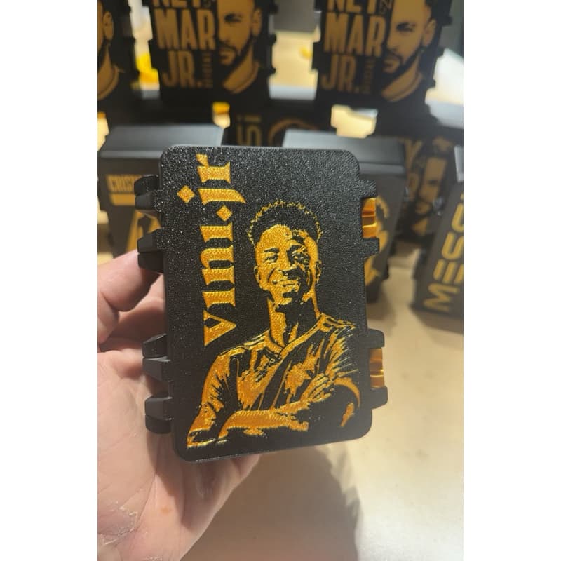 Caixa Porta Figurinhas Copa Do Mundo ViniJR - com divisoria no meio comporta até 500 figurinhas.