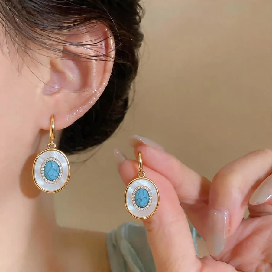 Brinco Feminino Dourado Estilo Boho com Pedra Azul Turquesa e Strass | Acessório Luxuoso e Elegante