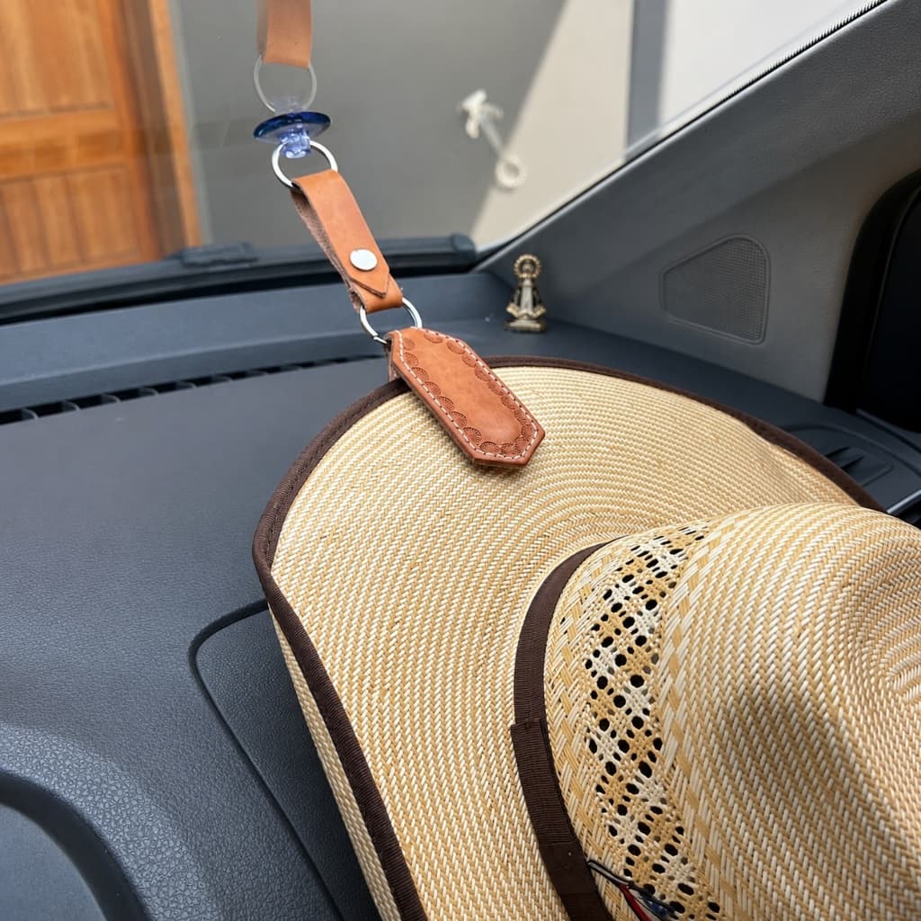 Suporte de Chapéu Magnético Para Carro em Couro – Com Ventosa e Alça