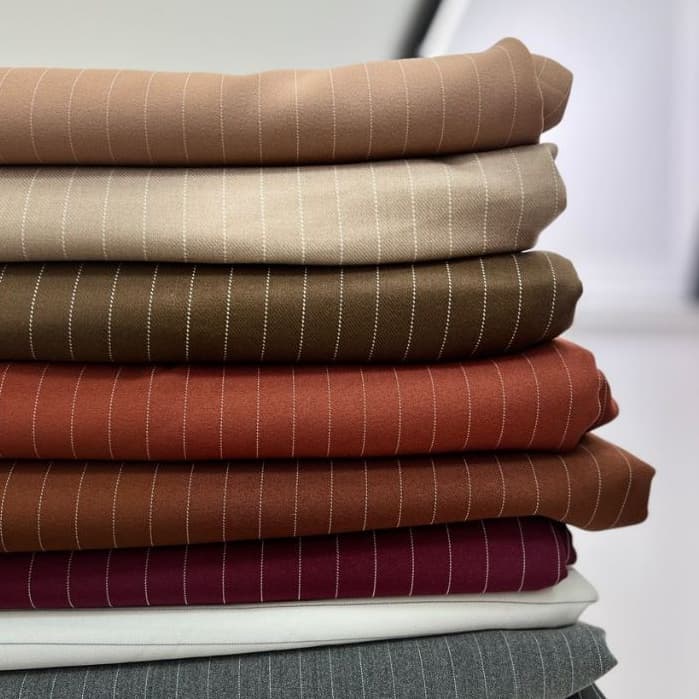 Tecido Alfaiataria Risca de Giz Premium – Elegância Profissional | Venda no Metro para Blazer, Calça e Conjuntos