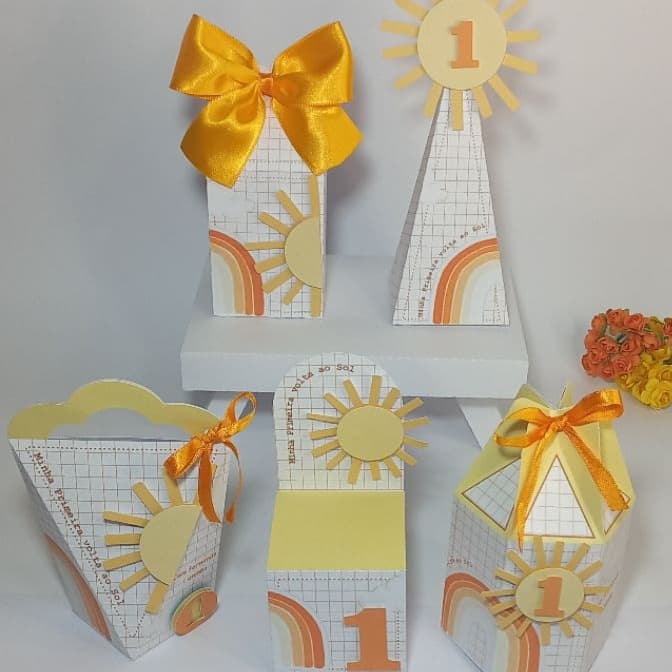 Kit Festa Minha Primeira Volta ao Sol, Lembrancinhas Personalizadas com Aplique 3D, 10 a 25 Caixas