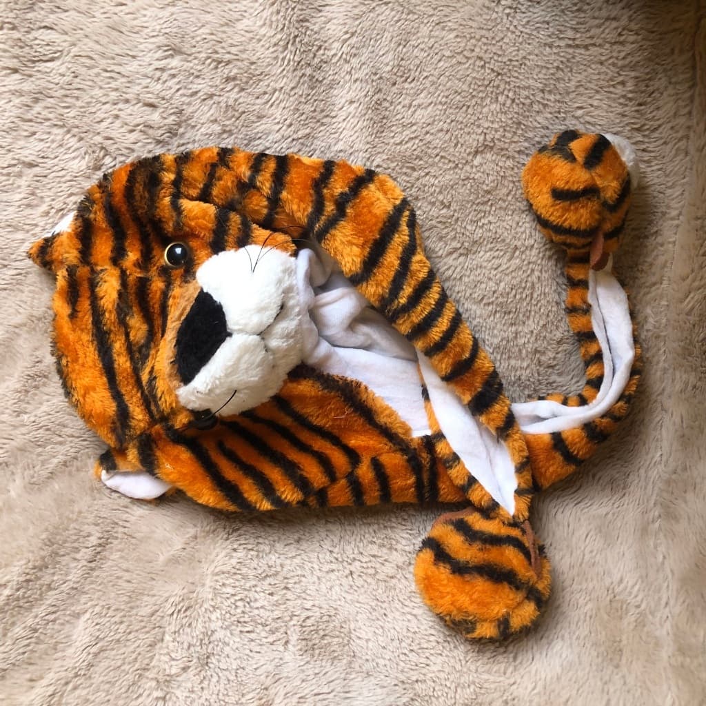 Touca de tigre em pelúcia