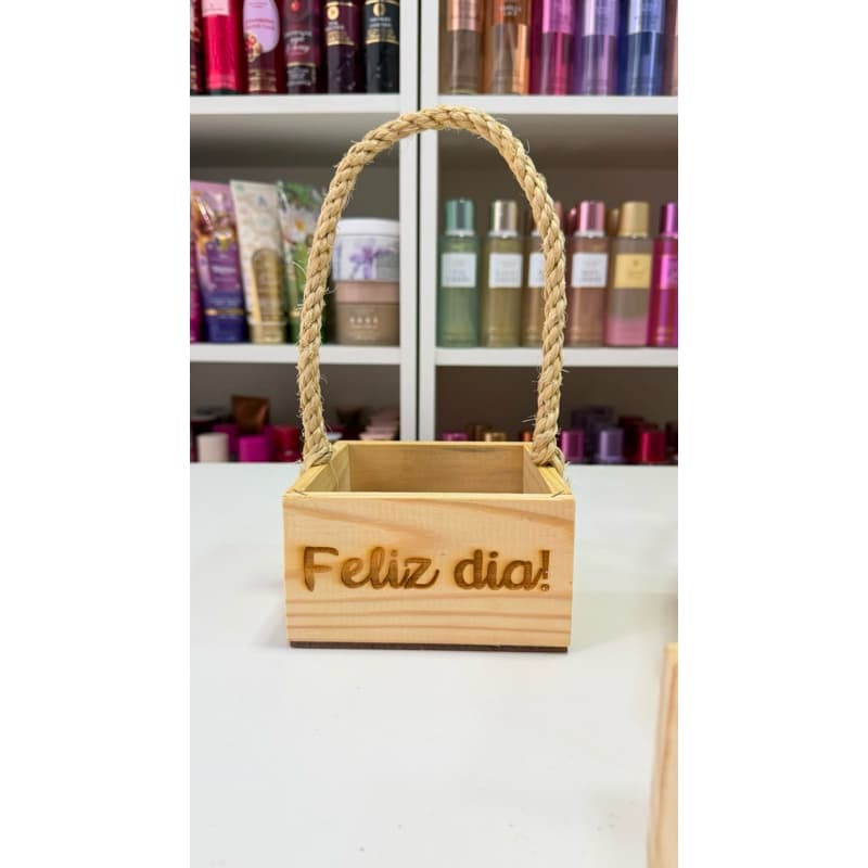 Cesta de Madeira Quadrada 13cm com Alça de Sisal Reforçada com Arame Com Escrita Feliz Dia