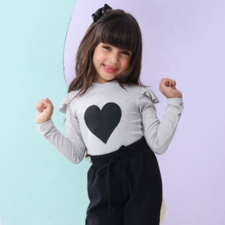 Conjunto Larissa Infantil Blusa Manga Longa Coração + Calça Pantalona Preta Promoção