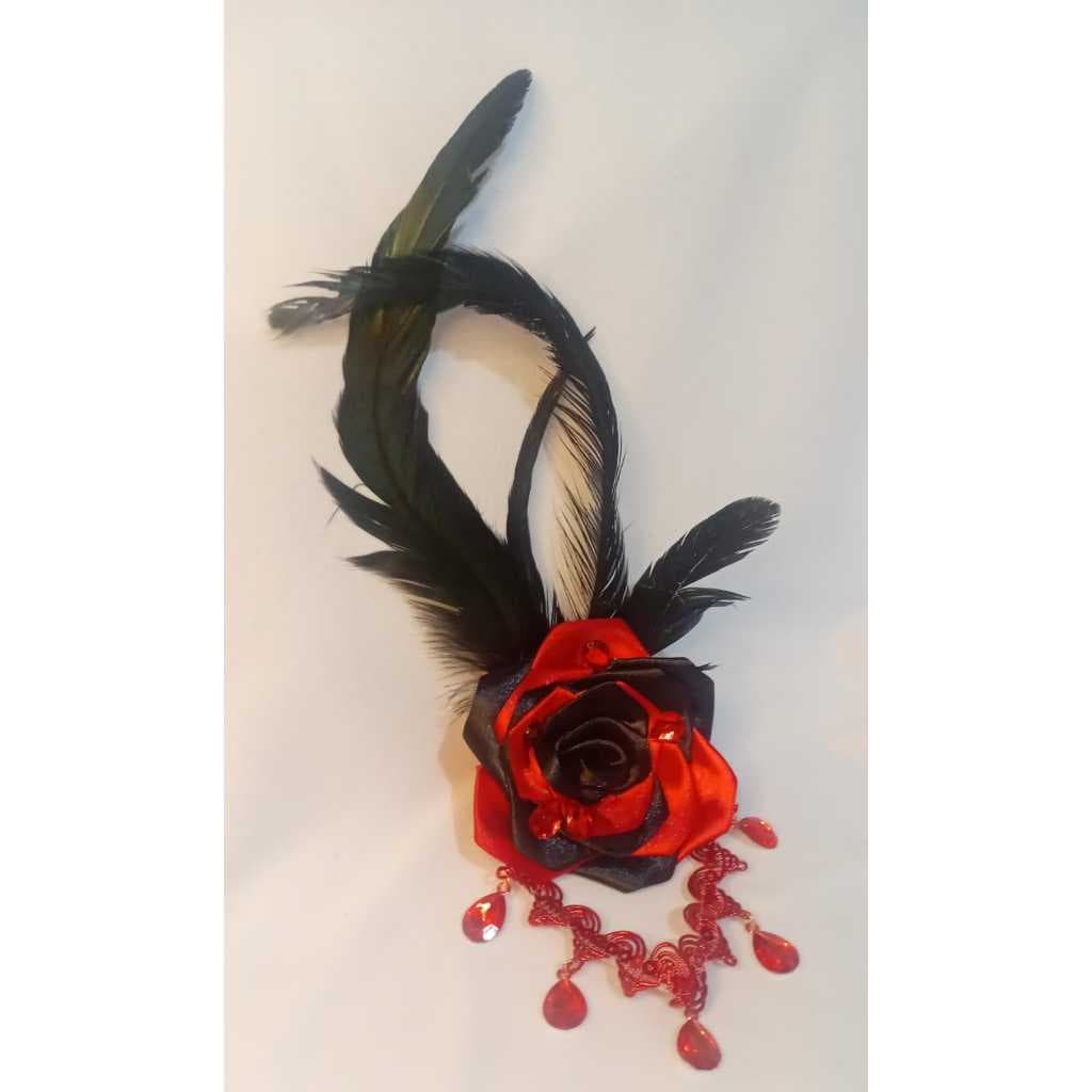 FLOR CASQUETE COM PRESILHA PEDRARIA E PENAS POMBA GIRA