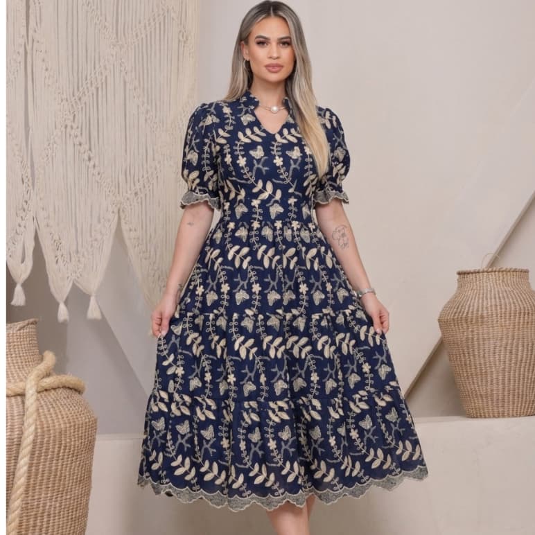 Vestido MIDI premium bordado com gola tecido layse 3d e liso com botão funcional e forro