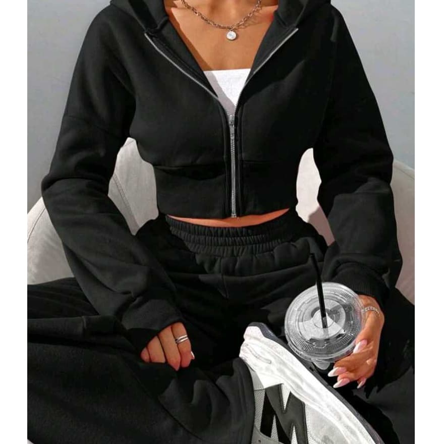 Conjunto Moletom Feminino cor PRETA blusa com capuz e zíper, calça cargo detalhes de costura com seixo P-M-G