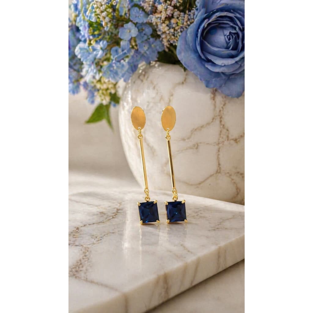 Brinco Longo Palito com Cristal Quadrado Azul Folheado a Ouro 18k - Semijoia de Luxo