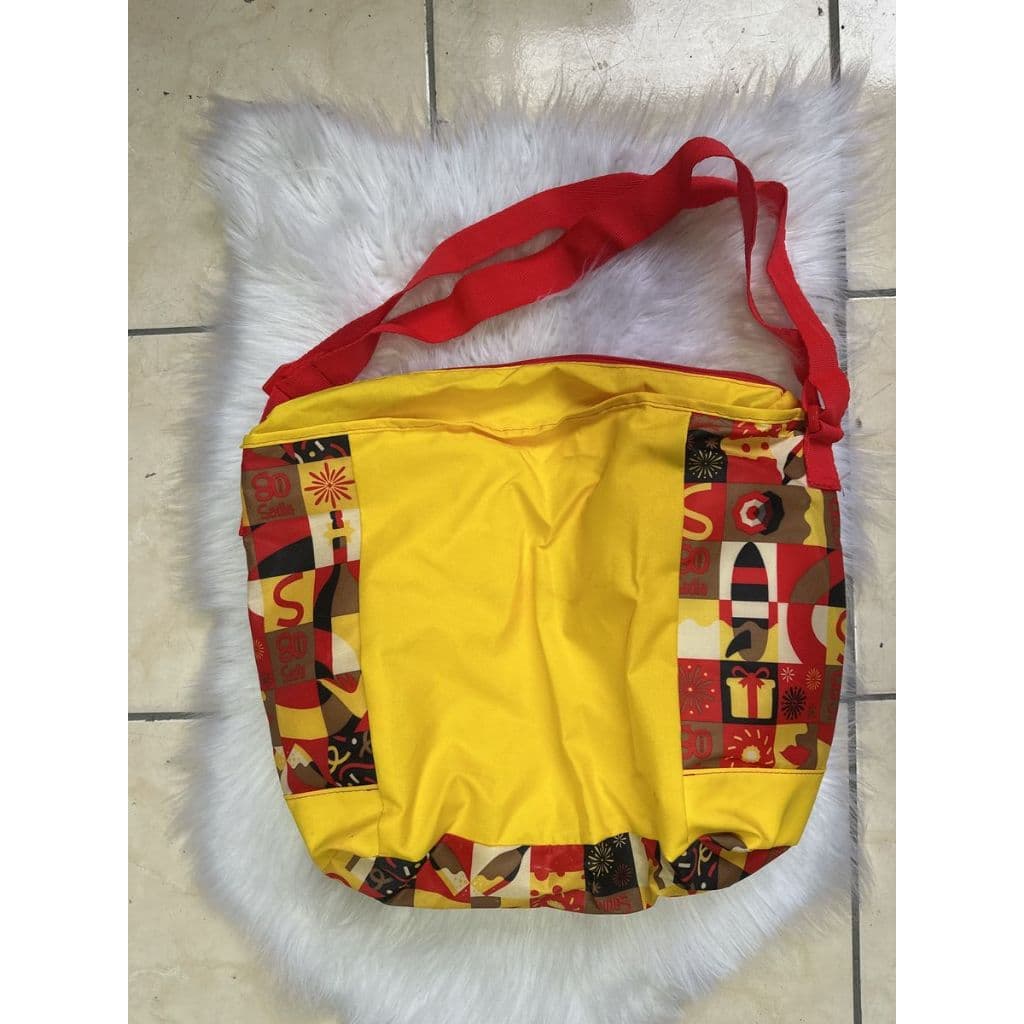 bolsa térmica original sadia, nas cores amarela e vermelha, com estampa divertida. possui alça ajustável (bazar)