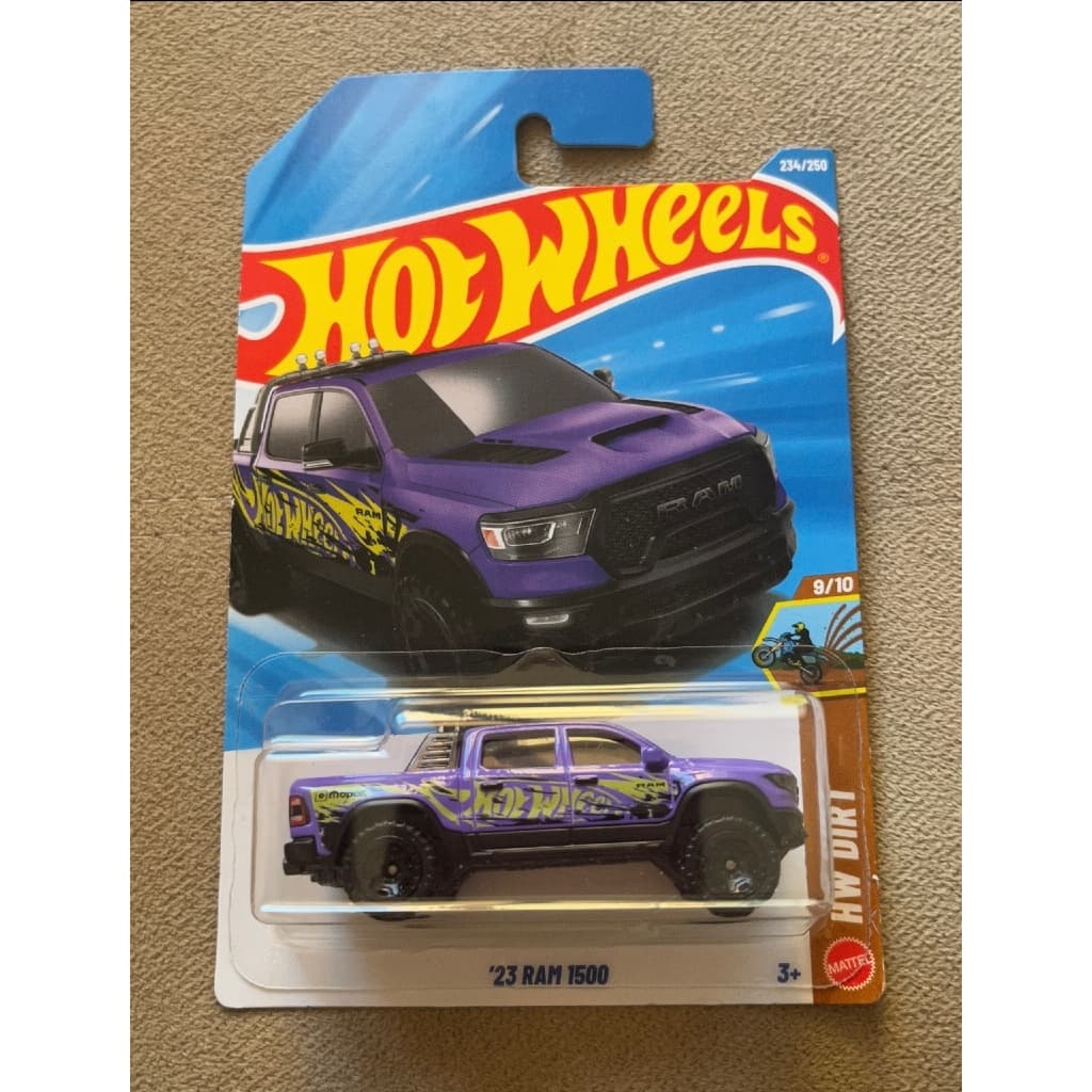 Carrinho Miniatura Hot Wheels ‘23 RAM 1500 ROXO LOTE N