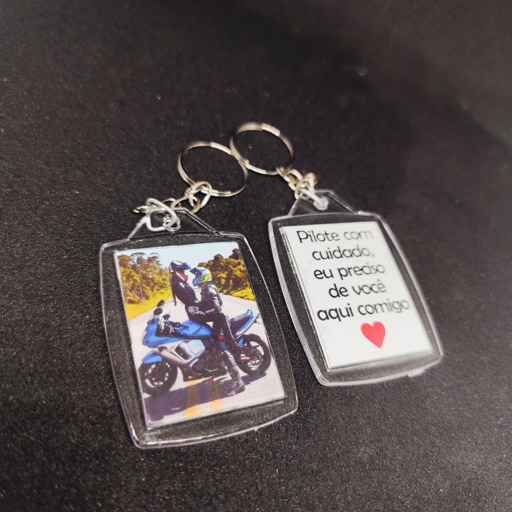 Chaveiro Acrílico Personalizado com foto e frase 3x4 "Pilote com Cuidado, eu preciso de você aqui comigo <3"