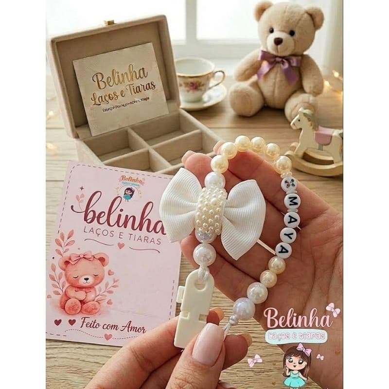 Prendedor de Chupeta Branco Laço com Pérolas Luxo | Porta Chupeta Bebê Menina | Acessório Infantil Delicado