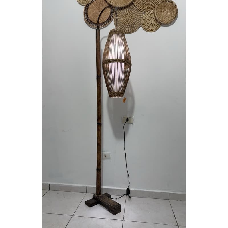 abajur ou luminária de chão.