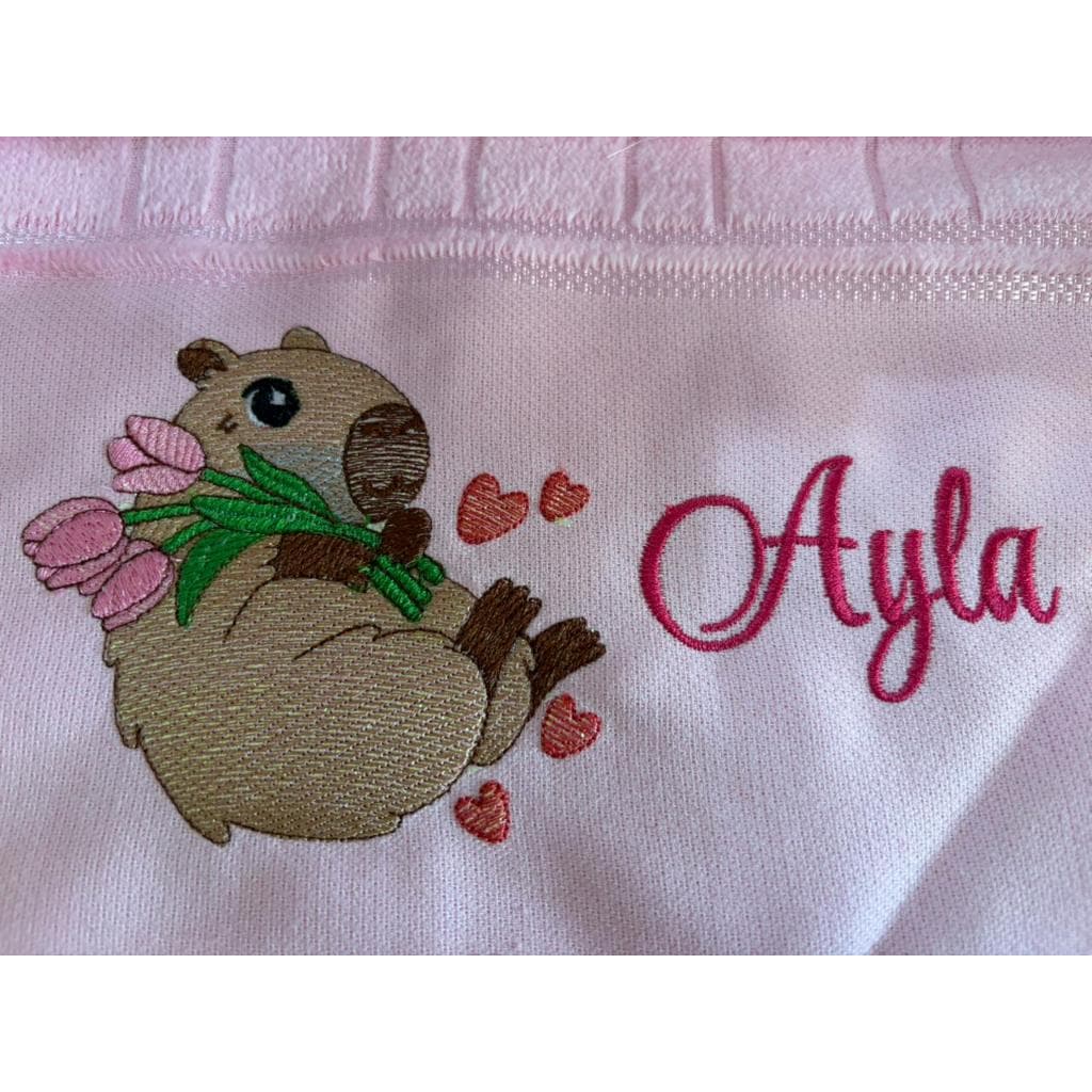 Toalha de Lavabo Bordada Personalizada - Capivara com Flores