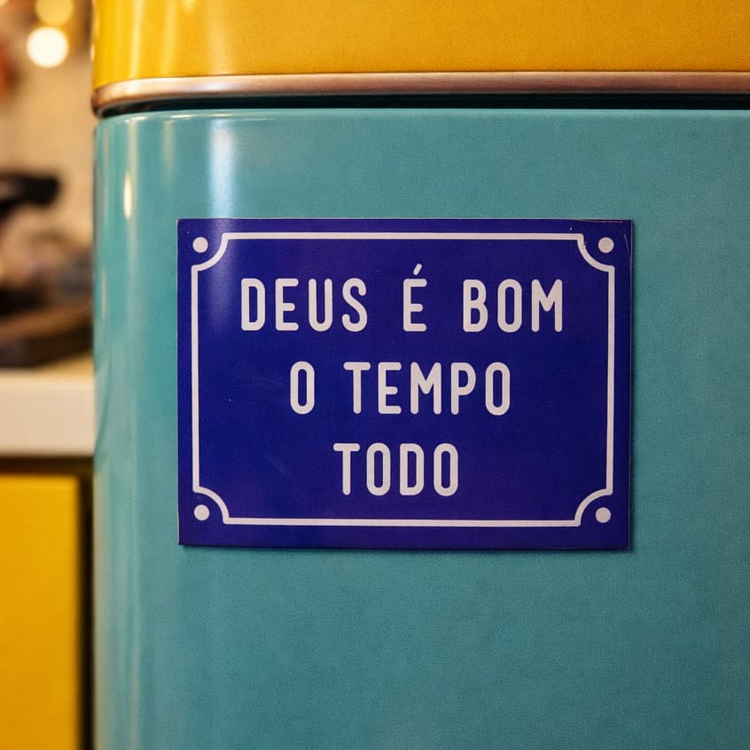 Plaquinha decorativa ÍMÃ de geladeira DEUS É BOM! frases positivas personalizadas (imitando placa)