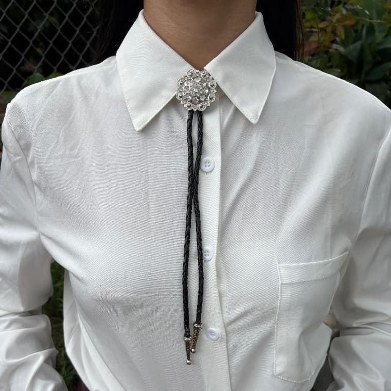 Colar gravatinha trançado fio preto pingente flor zirconias estilo country boiadeira rodeio