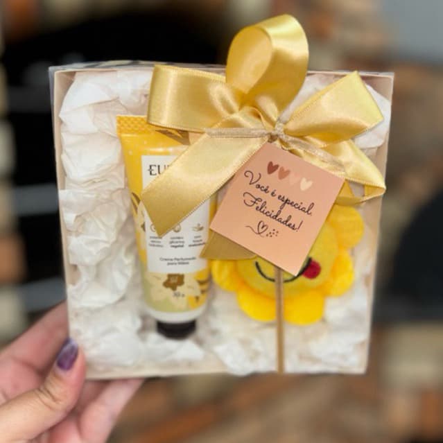 Presente lembrancinha com creme de mãos e chaveiro aniversário amiga