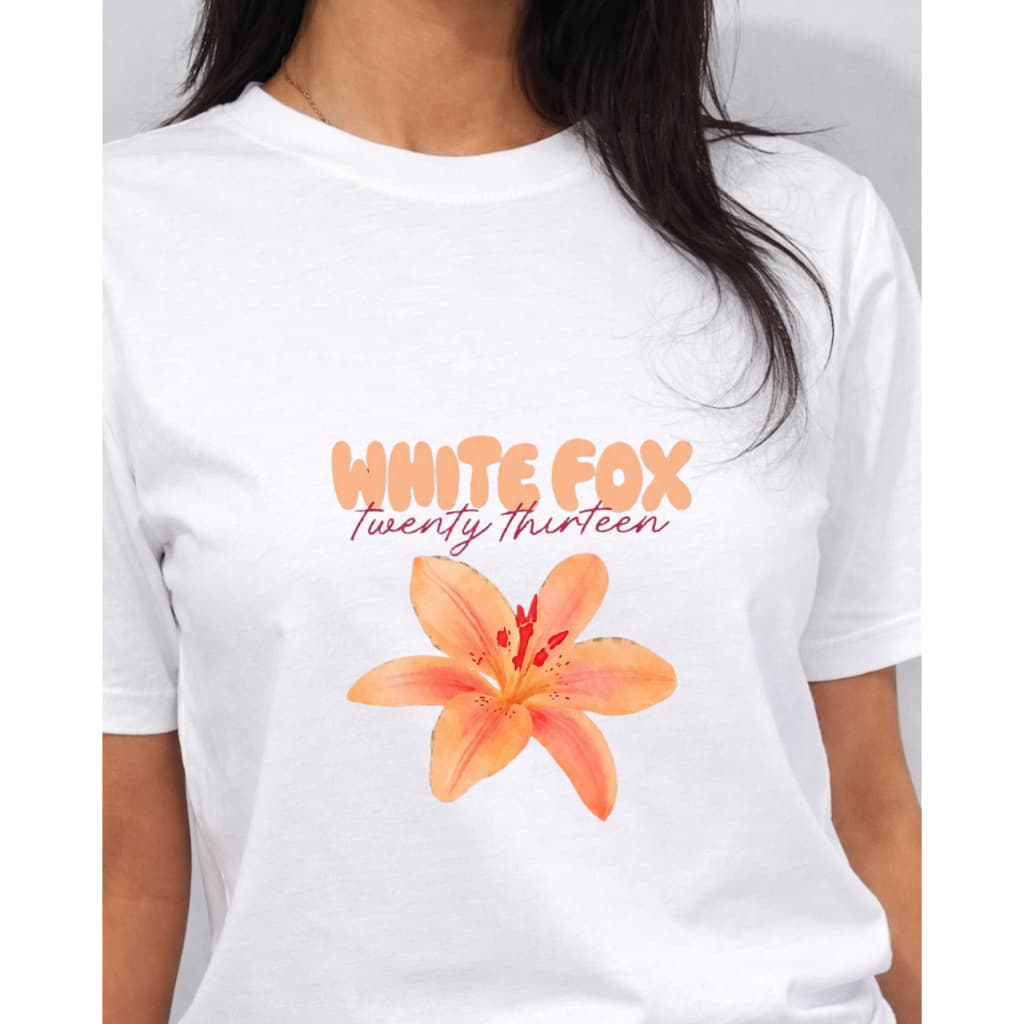Camiseta Feminina Estampada Flor Minimalista White Fox Casual Conforto Premium Algodão Moda 2026 Tshit