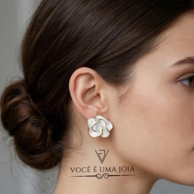 Brinco Flor Branca Esmaltada Luxo - Pétalas Orgânicas com Borda Dourada - Tendência 2026