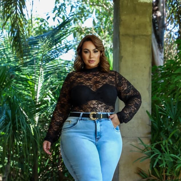 Blusa Em Renda Preto Transparente Plus Size Gola Alta Renda Premium com Elasticidade Conforto Elegância Não Amassa