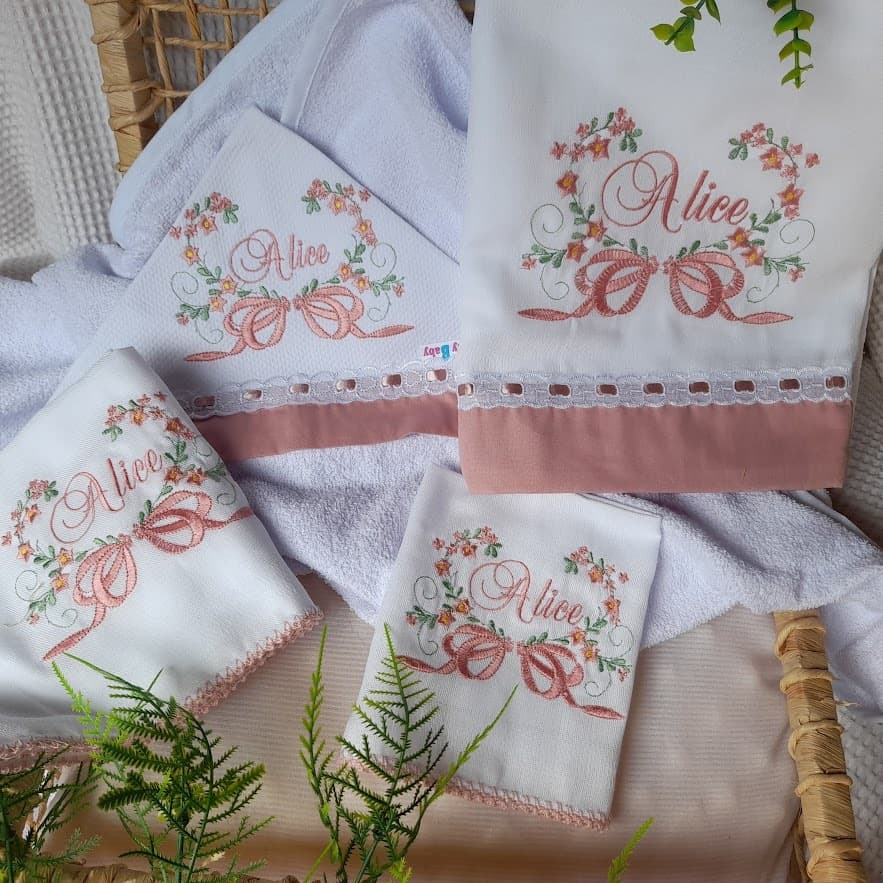 Kit Toalha De Capuz Forrada + Toalha Fralda + Fralda + Lenço/Pano de Boca Para Menina Personalizado Bebê