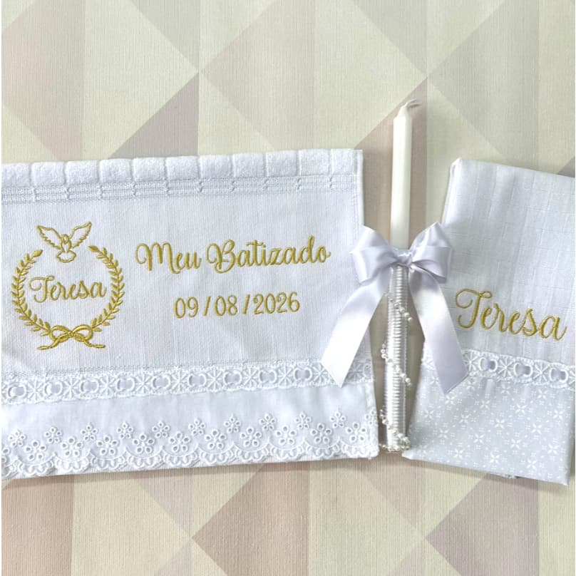 Toalha de Batizado Bordada Personalizada com Fralda de Boca e Vela Decorada Kit Batismo