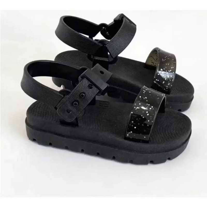 Sandália Infantil Papete Plataforma – Conforto, Estilo e Segurança para os Pequenos! 👧🖤