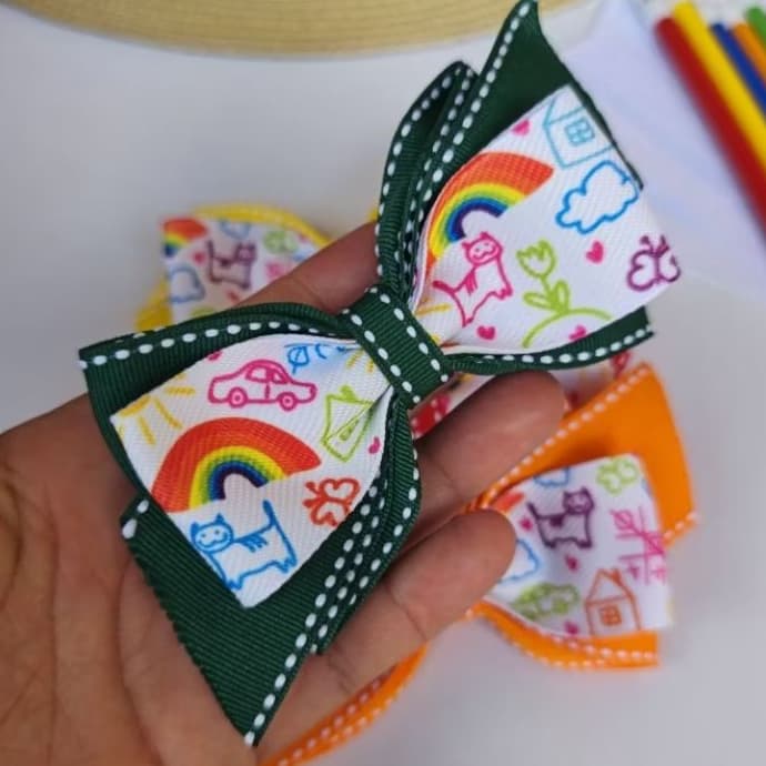 Laço infantil para meninas. Laço escolar.
