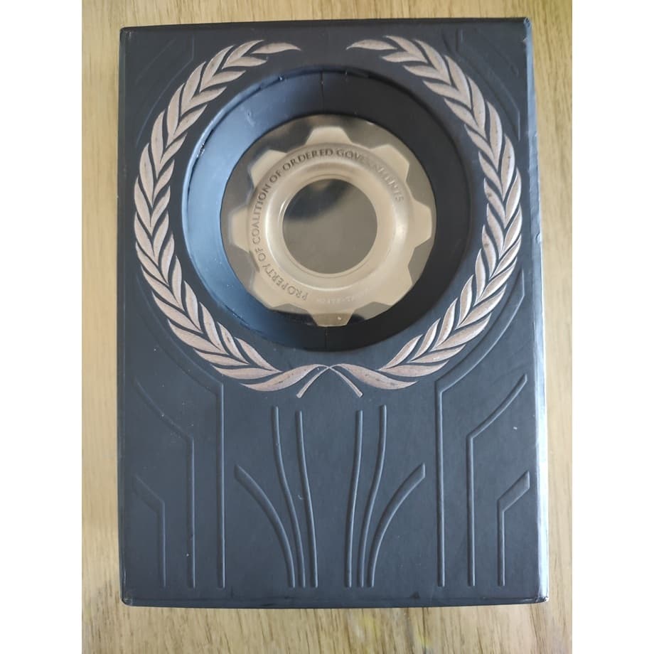 Engrenagem em metal COG de Gears of War com Documentos Colecionáveis – Réplica Decorativa para Fãs e Colecionadores