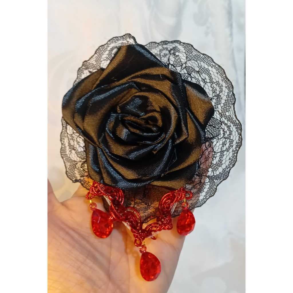 Flor de Cetim Preta com Presilha Renda e Pedraria Pomba Gira