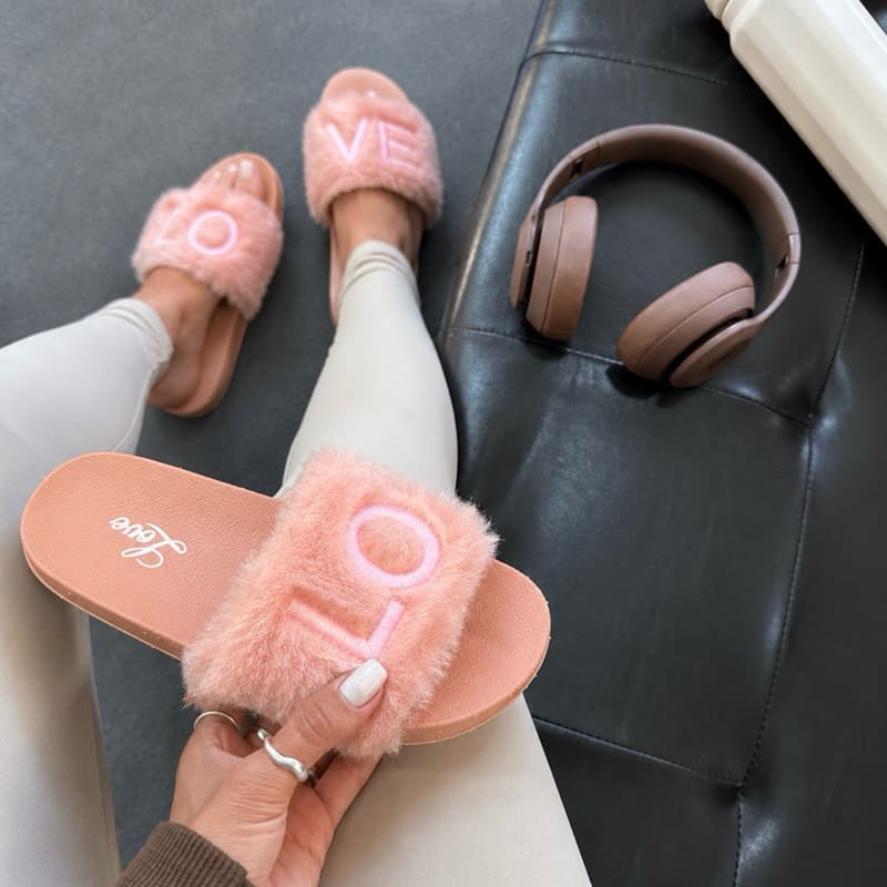 Chinelo slide pelinho feminino Love Sandália Menina Pelúcia Papete Chinelo Nuvem fofinha