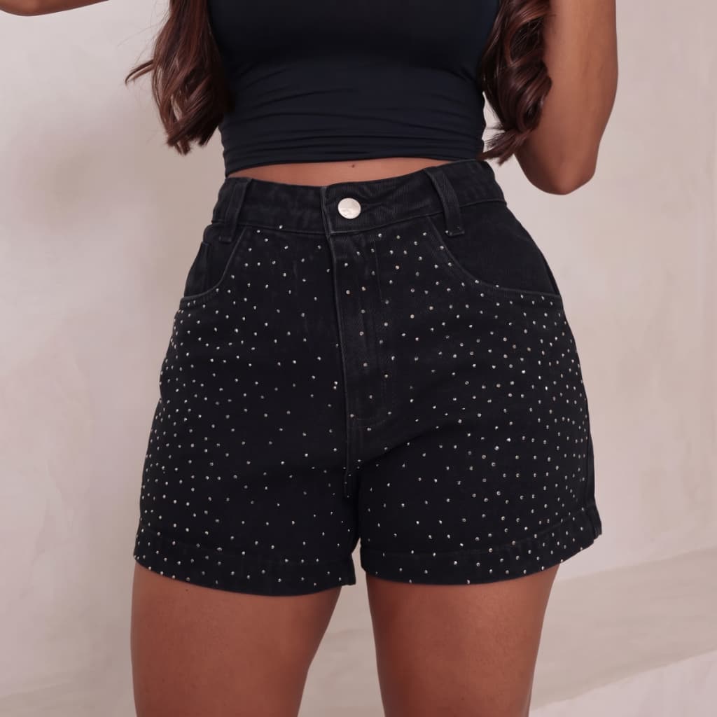 SHORT JEANS BLACK COM BRILHO CINTURA ALTA FECHAMENTO COM BOTÃO E ZÍPER
