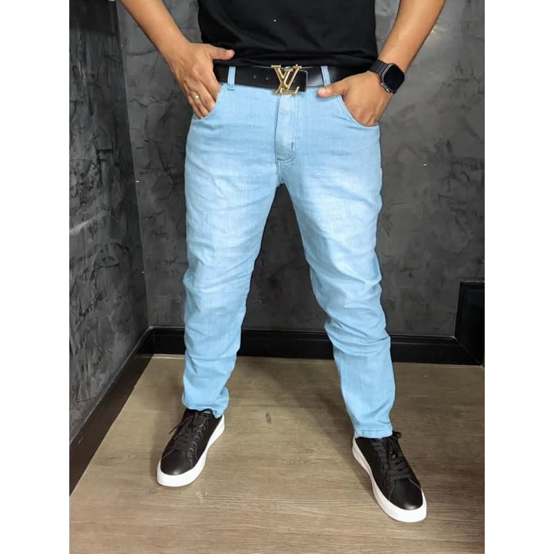 Calça Jeans Claro Delavé – Corte Relaxed Fit