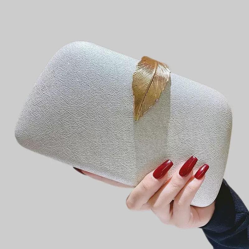 Bolsa Clutch Branca Brilhante com Fecho de Folha Dourada e Alça