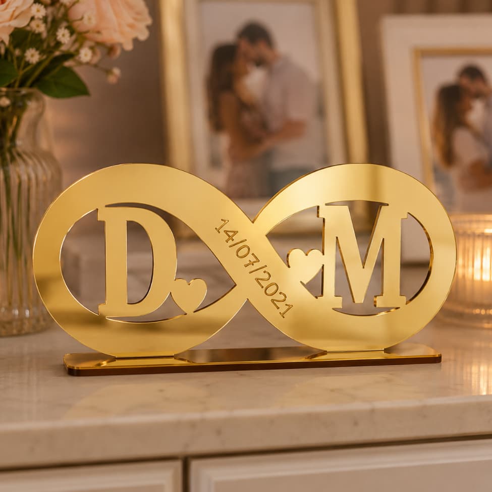 Presente Personalizado para Casal Infinito – Iniciais com Data Especial em Acrilico Espelhado Ouro