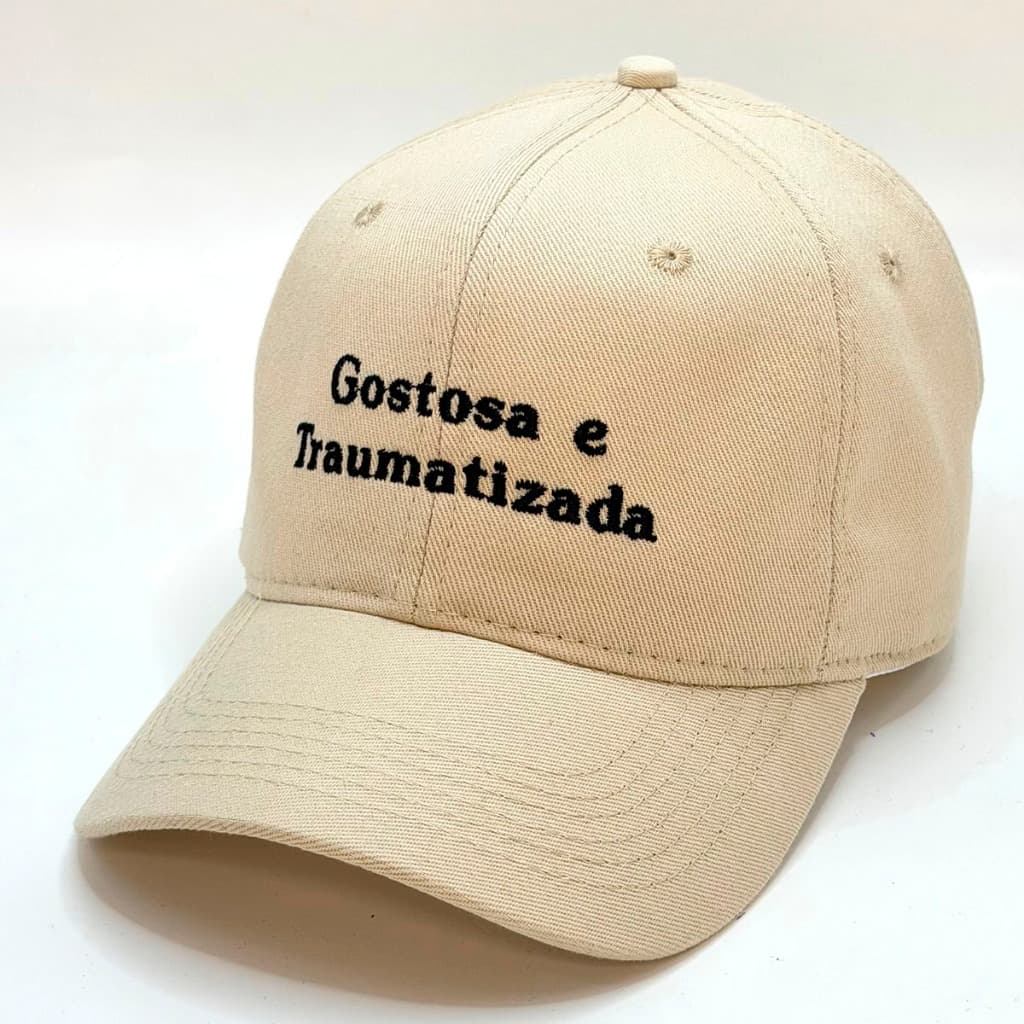 Boné Gostosa e Traumatizada Azul Bebê Bordado Aba Curva Regulável Feminino Casual Streetwear Premium