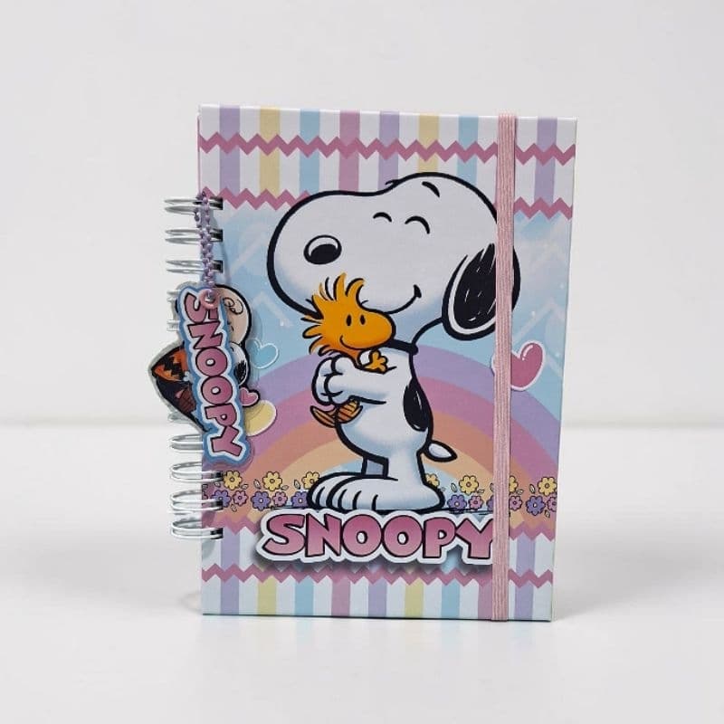 Caderno Snoopy A5 Folhas Decoradas Capa Dura Wire-O com Elástico e Stikers Temático Papelaria Presente