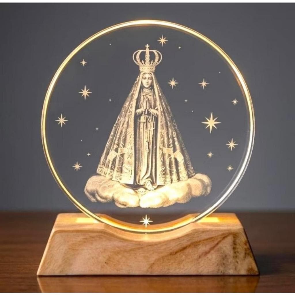 Luminária LED Nossa Senhora Aparecida 3D com Base de Madeira – Decoração Religiosa e Luz Noturna